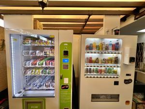 新加坡The Snooze Hotel Marine Parade的商店里的自动售货机出售饮料和食物