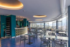 利莫内-苏尔加达Aria Life Hotel的餐厅设有桌椅和窗户。