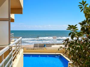 贝利雷瓜尔德Apartamento Gandia Bellreguard 3000的海景游泳池