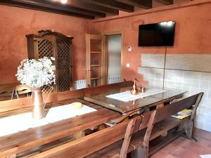Quintanilla del Agua4 bedrooms house with furnished terrace at Quintanilla del Agua的一间带桌子和水槽的厨房以及一台电视