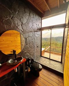 El QueremalEntre Nubes Eco Hotel的一间带水槽的浴室和一个美景窗户
