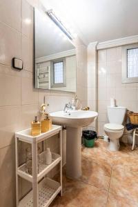 瓦伦西亚Precioso apartamento con terraza en Valencia的一间带水槽和卫生间的浴室