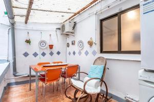 瓦伦西亚Precioso apartamento con terraza en Valencia的小型用餐室配有桌椅