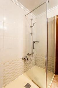 瓦伦西亚Precioso apartamento con terraza en Valencia的浴室里设有玻璃门淋浴