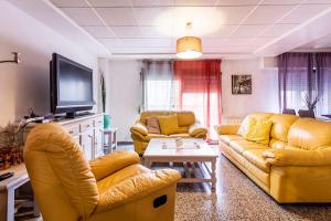 瓦伦西亚Precioso apartamento con terraza en Valencia的客厅配有黄色家具和平面电视