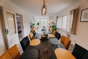 Metterichgroßzügiges, stylisches Apartment I 8 Personen I Eifel I Naturliebhaber I的一间带桌椅的用餐室