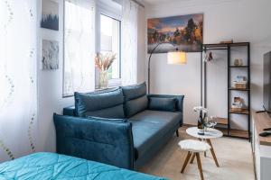 贡岑豪森Ferienwohnung Streudorf的客厅配有蓝色的沙发和桌子
