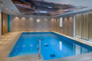凡尔赛DOMITYS - Le Solstice的客房内的大型游泳池,有蓝色的水