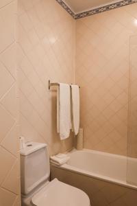 阿尔布费拉罗西奥海公寓式酒店的一间带卫生间和浴缸的浴室