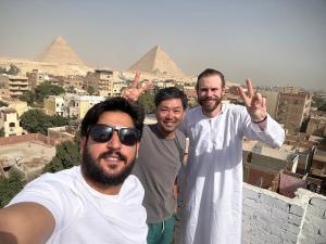 开罗LOAY PYRAMIDS VIEW的三个男子在金字塔前摆着一张照片