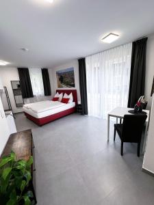 格拉茨Grazora Living Apartments的客厅配有床和桌子