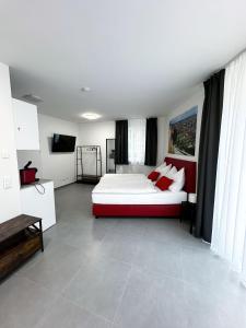 格拉茨Grazora Living Apartments的一间卧室配有一张床和一台电视