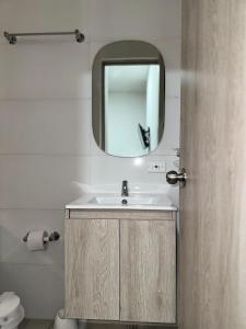 蒙特里亚Espectacular apartamento central的一间带水槽和镜子的浴室