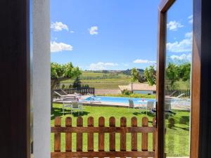 Pla del Panadés葡萄酒&烹饪派内迪斯住宿加早餐旅馆的门上可欣赏到游泳池的景色