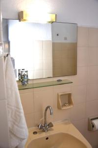 斯卡拉索提罗斯Polizotou Rooms的一间带水槽和镜子的浴室