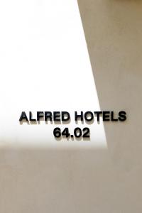 比亚里茨ALFRED HOTELS Port-Vieux - Ex Georges VI的天花板上读过改建的酒店的一个标志