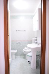 巴勒莫Politeama guest house Palermo Mimosa的白色的浴室设有水槽和卫生间。
