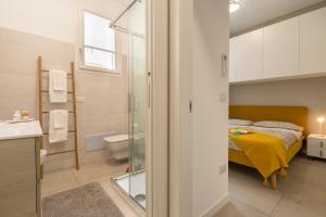 阿尔盖罗Luxury Sofia Home Alghero的一间卧室设有一张床和一间浴室。