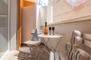 阿尔盖罗Luxury Sofia Home Alghero的小型用餐室配有桌椅