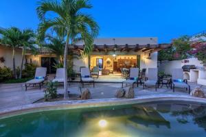 圣何塞德尔卡沃Chris Casa del Sol San José del Cabo, 5 Bedroom Private Pool and Spa的后院设有游泳池、椅子和房屋