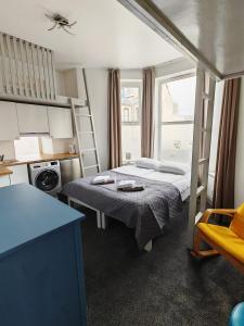 纽基Town Lodge的一间小卧室,配有床和窗户