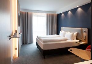杜塞尔多夫Holiday Inn Express - Düsseldorf Airport的酒店客房设有床和窗户。