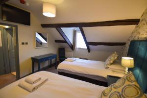 霍克斯黑德Red Lion Inn的酒店客房设有两张床和窗户。