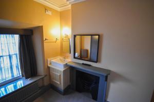 霍克斯黑德Red Lion Inn的浴室设有水槽和墙上的镜子