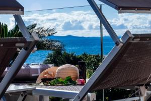 扎达尔Dedaj Resort - Villa Delux的一张带帽子的桌子,享有海景