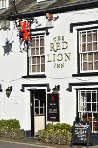 霍克斯黑德Red Lion Inn的一座白色的建筑,有红狮旅馆