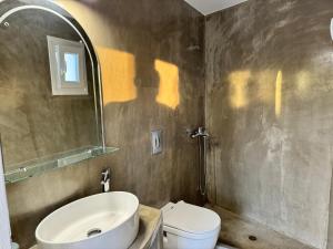 卡特瑞杜斯阿伽斯别墅酒店的站在浴室里的人的影子