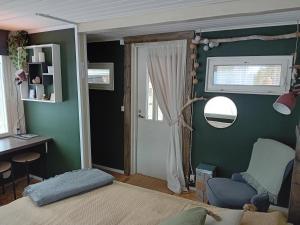 罗瓦涅米Experience accommadation Eco-Unela的一间卧室配有一张床、一把椅子和镜子