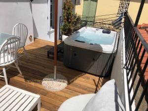斯科派洛斯Evagelia's Villas的房屋阳台的热水浴池