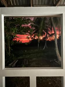 玉米岛Silversands Retreat的从房子的窗户欣赏日落美景