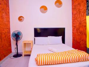 达喀尔达喀尔国际旅舍的一间卧室配有一张带黑色和黄色条纹毯子的床