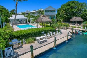 伊斯拉莫拉达Isla Key Lime - Island Paradise, Waterfront Pool, Prime Location的享有带游泳池和码头的度假村的空中景致