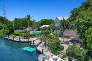 伊斯拉莫拉达Isla Key Lime - Island Paradise, Waterfront Pool, Prime Location的享有带游泳池的度假村的空中景致