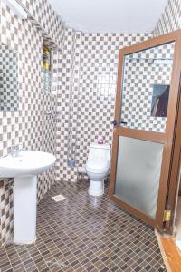 ThikaPaleo Hotel and Spa的浴室配有卫生间、盥洗盆和淋浴。