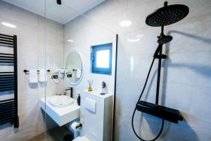 扎达尔Dedaj Resort - Villa Delux的带淋浴和盥洗盆的浴室