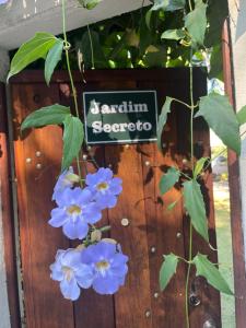 伊泰帕瓦Jardim Secreto - Itaipava的花边的花边有花边的标志