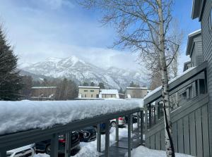 威尔森Jackson Hole Vacation Condominiums的山景雪地遮蔽停车场