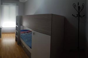 阿尔卡拉拉雷亚尔Apartamento con terraza 2 hab.的带窗户的客房内的双层床