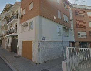 阿尔卡拉拉雷亚尔Apartamento con terraza 2 hab.的街道边的建筑物