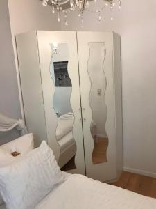 沙博伊茨Ostseeferien bei Bella Wohnung EG的一间卧室配有带镜子的橱柜和一张床