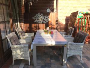 沙博伊茨Ostseeferien bei Bella Wohnung EG的庭院里的餐桌和椅子