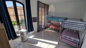 马拉加Historic Malaga Centro Rooms的客房设有两张双层床和一扇窗户。
