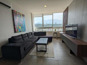 蒙特雷Stylish Panoramic Views City Loft的带沙发和大窗户的客厅