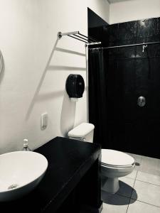 墨西哥城Hostal Regina Down Town Mexico City的一间带水槽、卫生间和淋浴的浴室