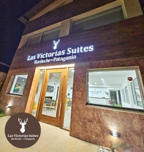 圣卡洛斯-德巴里洛切Las Victorias Suites Bariloche的一座建筑,上面标有读过las vittoria suitesgraduateparaho的标志