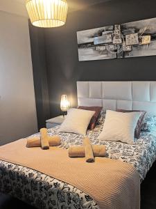 马拉加BEACH&GARDEN的一间卧室配有一张大床和两个枕头